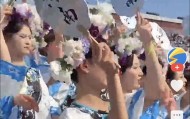 明升体育官方网站-震惊！齐鲁超济南赛区“夏雨荷方阵”走红，网友：立多尔衮雕像吧